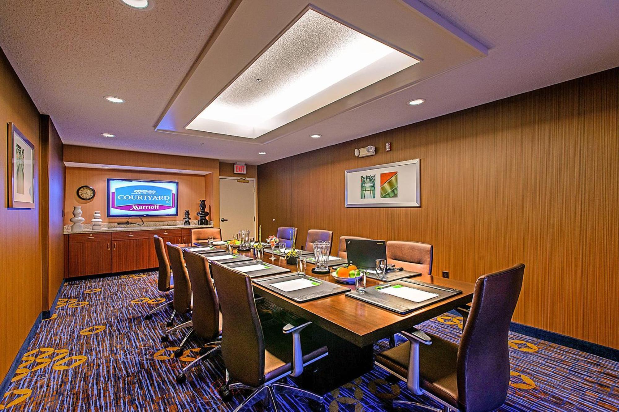 Courtyard By Marriott Frederick Hotel Бизнес снимка