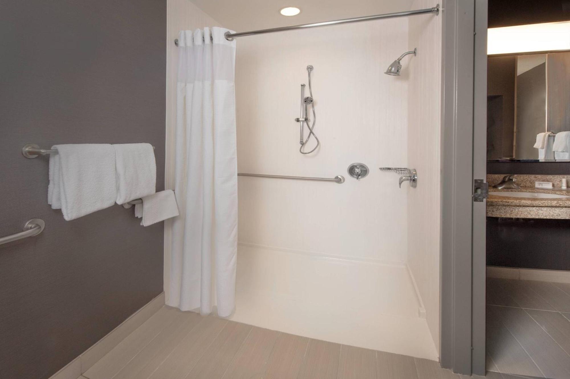 Courtyard By Marriott Frederick Hotel Екстериор снимка
