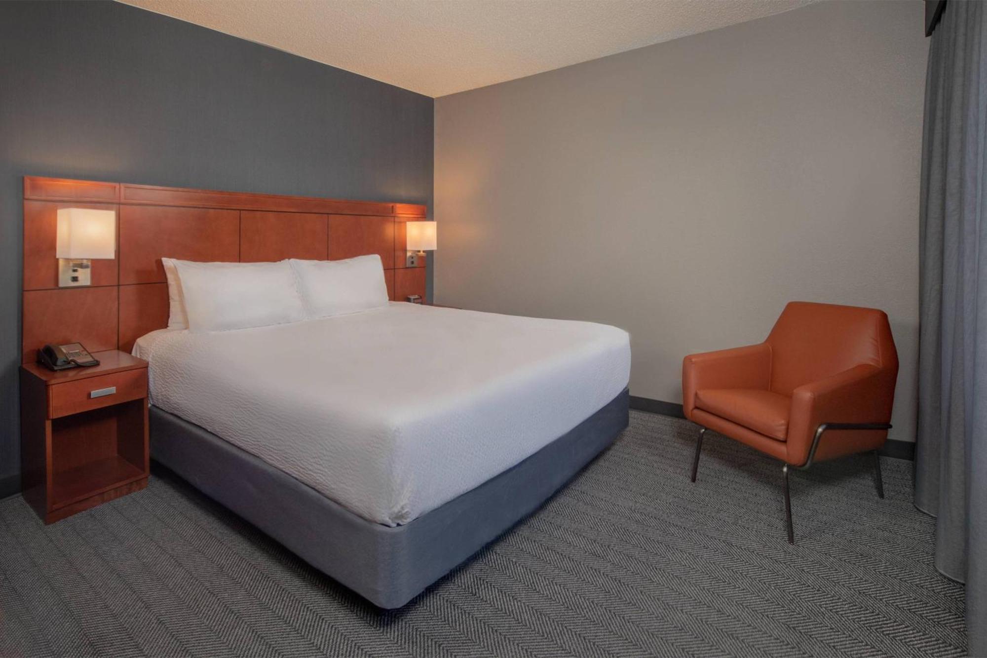 Courtyard By Marriott Frederick Hotel Екстериор снимка